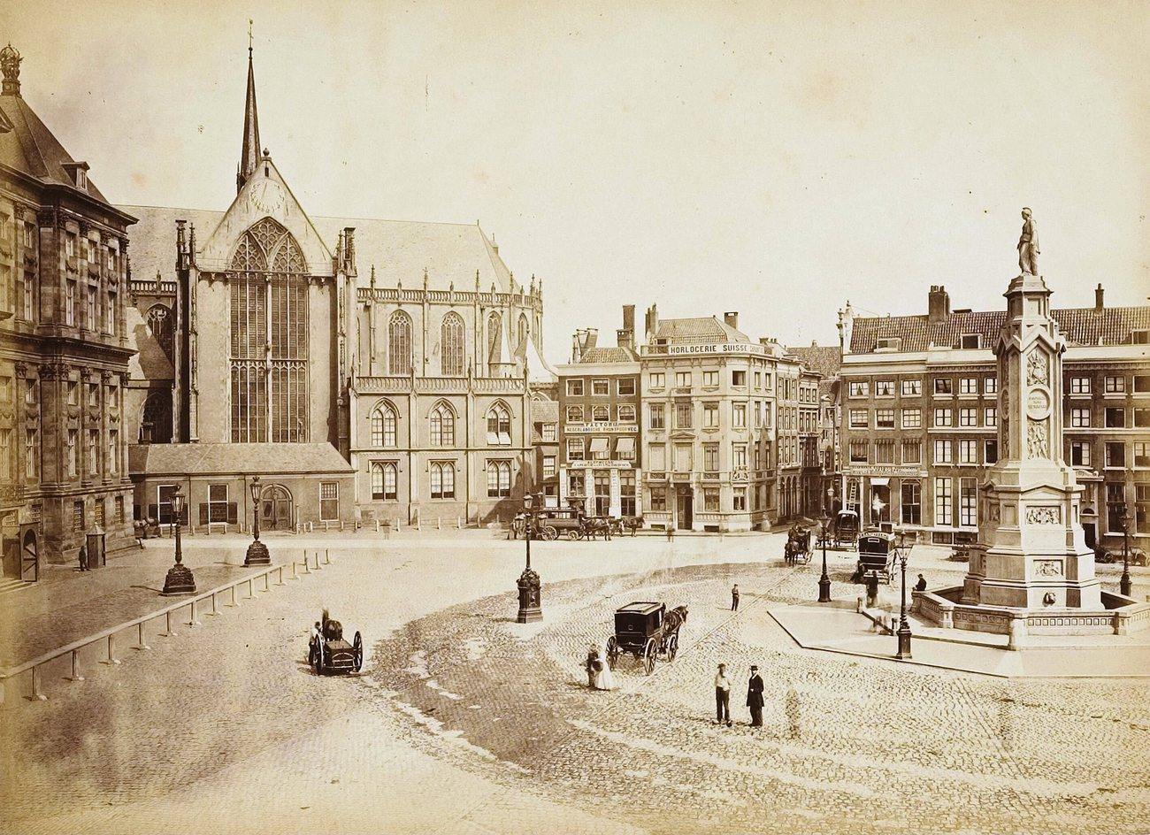 Horse-drawn carriages crossing the cobbled Dam in Amsterdam around 1870, with the Nieuwe Kerk on the left and a column monument on the right