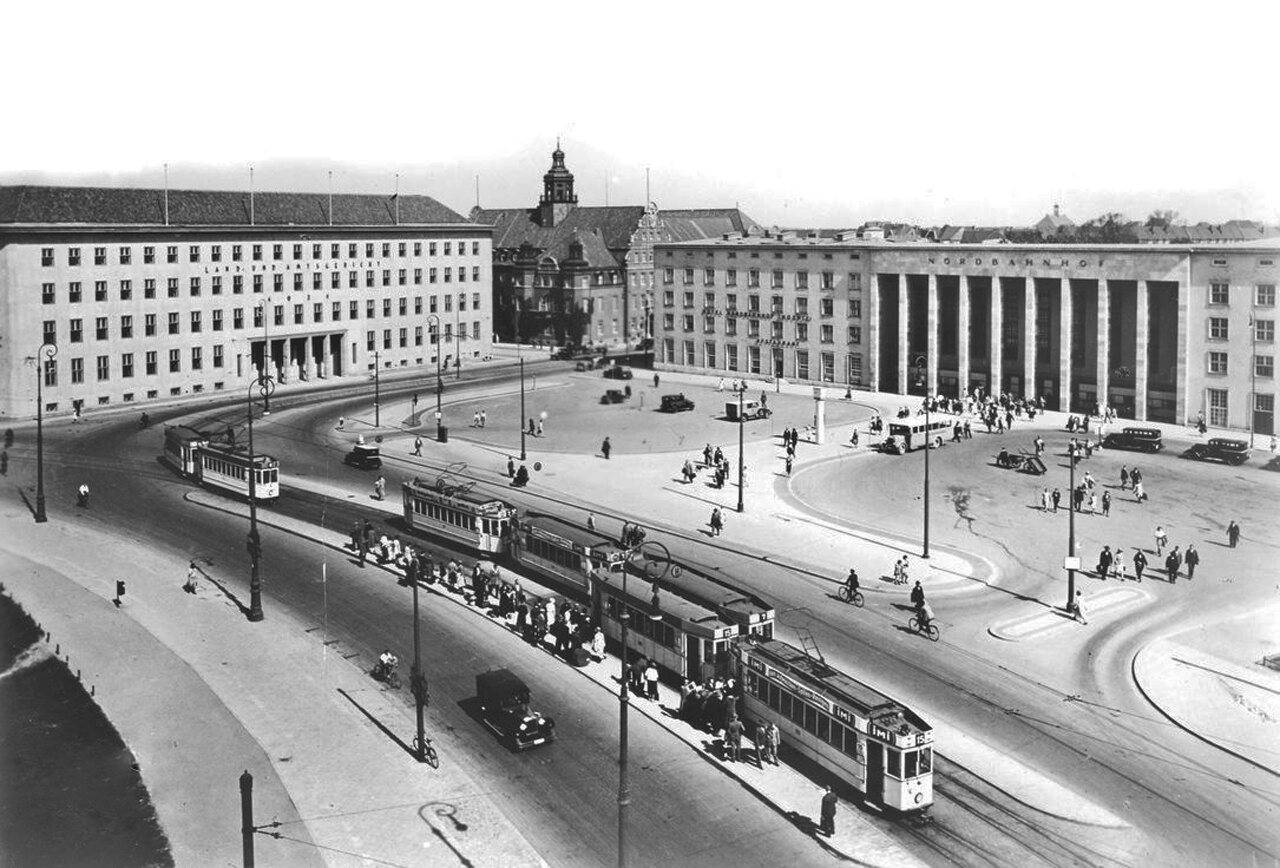 Trams, cars and cyclists crossing Hansaplatz in Königsberg in the early 1930s, in front of the colonnaded North Station
