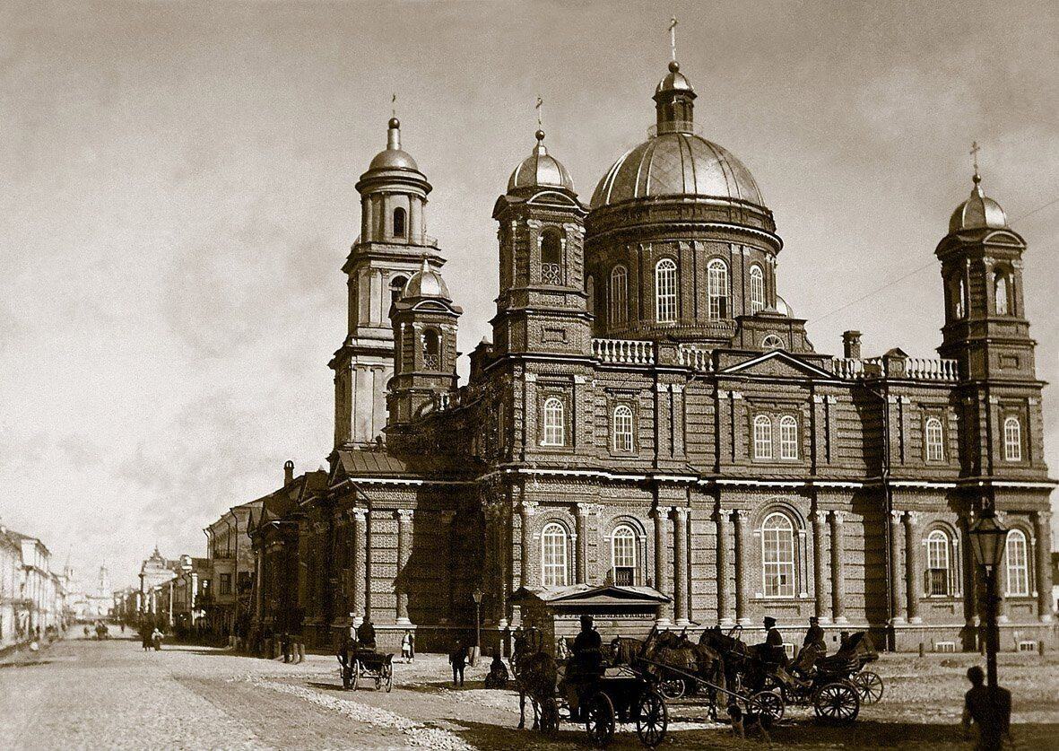 Horse cabs waiting beside the domed brick Resurrection Cathedral on Voskresenskaya Street in Kazan in 1890