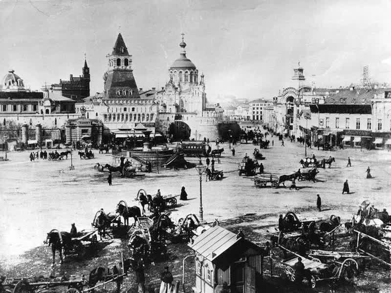 Horse-drawn cabs and carts crowding Lubyanka Square in Moscow in 1900