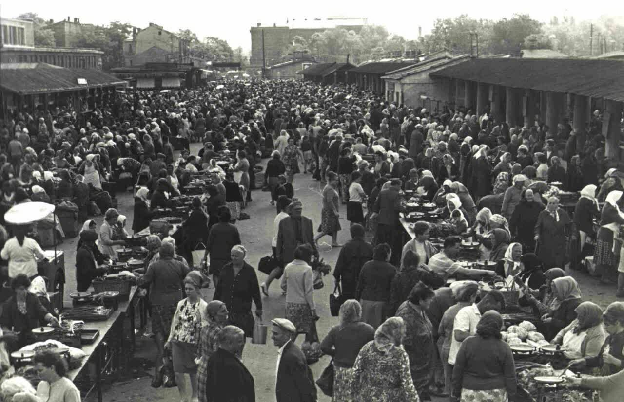Crowds among the stalls at the Privoz market in Odesa in the early 1960s