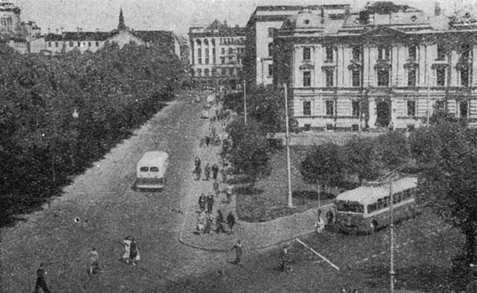Buses at the corner of Lenin Street, today Brīvības iela, and Tērbatas iela in Riga in the early 1950s