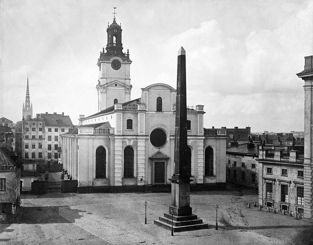 Gustav III's obelisk on an almost empty square before the Storkyrkan and its clock tower in Stockholm's Gamla stan in 1900