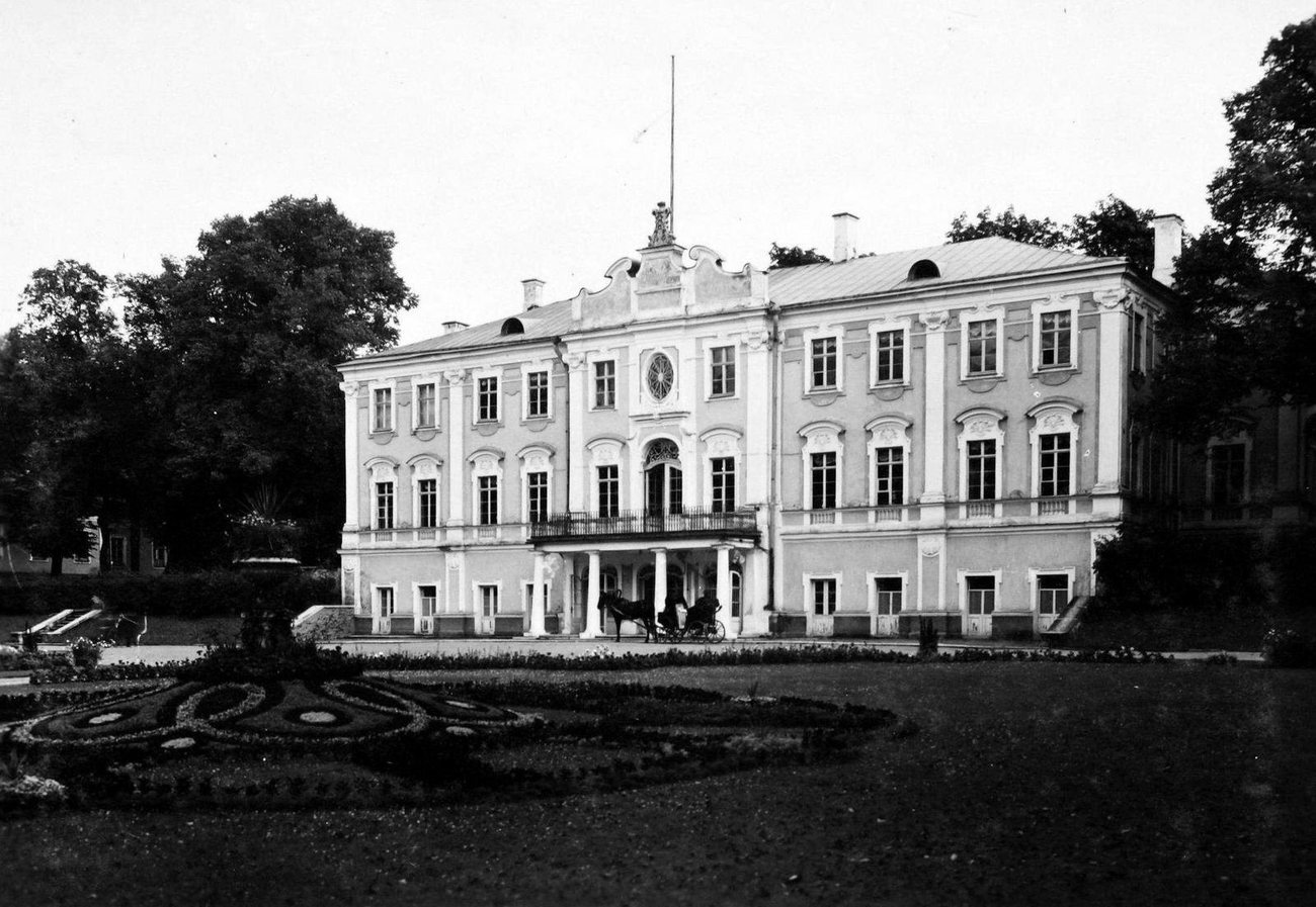 A horse-drawn carriage at the portico of Kadriorg Palace in Tallinn in 1926, beyond a patterned flower bed