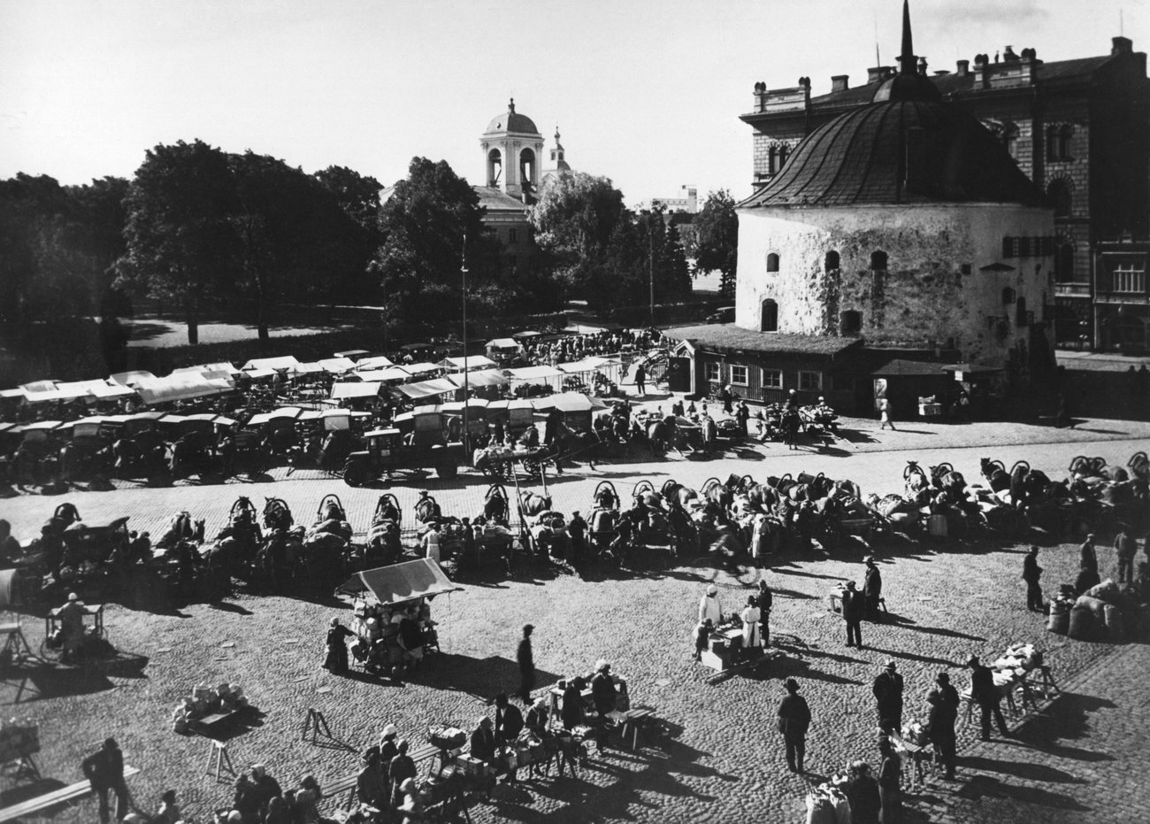 Stalls, horse carts and traders on Market Square in Vyborg beside the Round Tower, seen from above, between 1925 and 1935