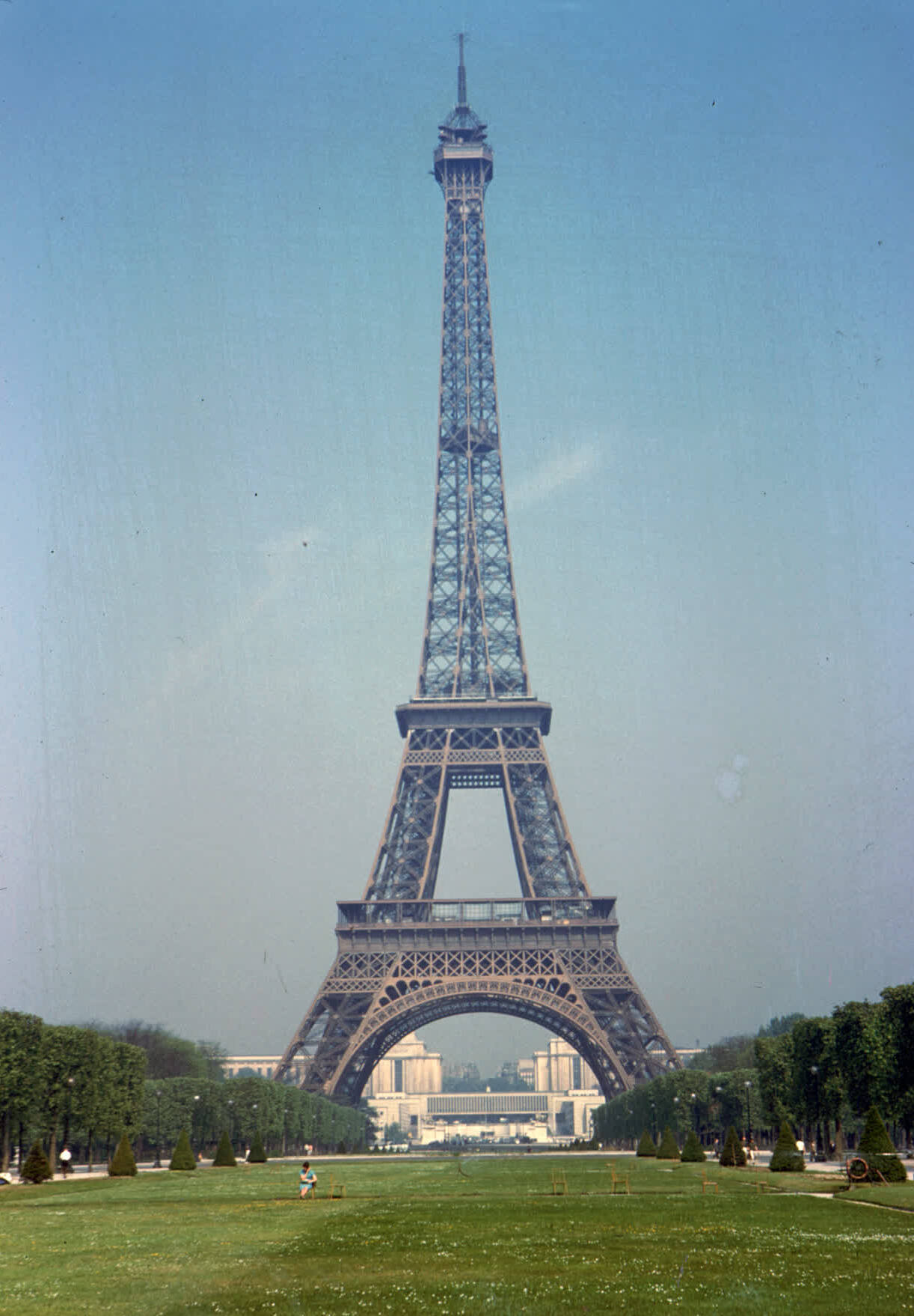 The Eiffel Tower seen from the green Champ de Mars in 1960, with the Palais de Chaillot in the background