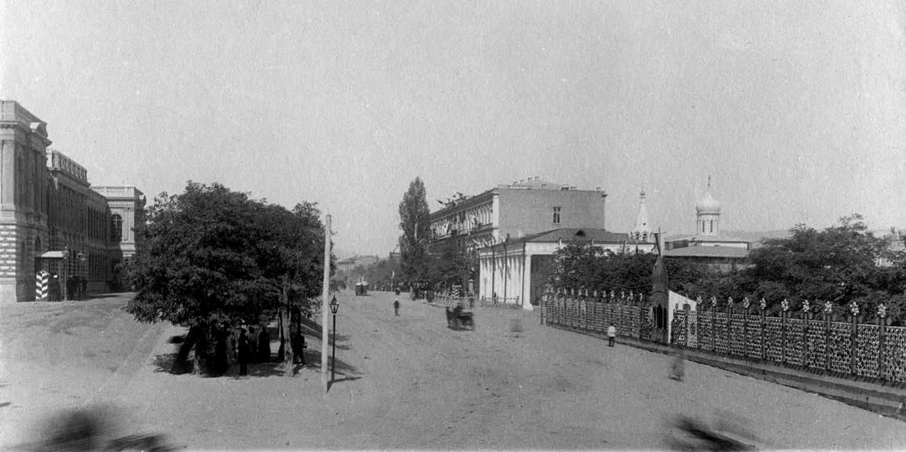 Golovin Avenue in Tbilisi, 1888 — a wide earth road with carriages and low buildings
